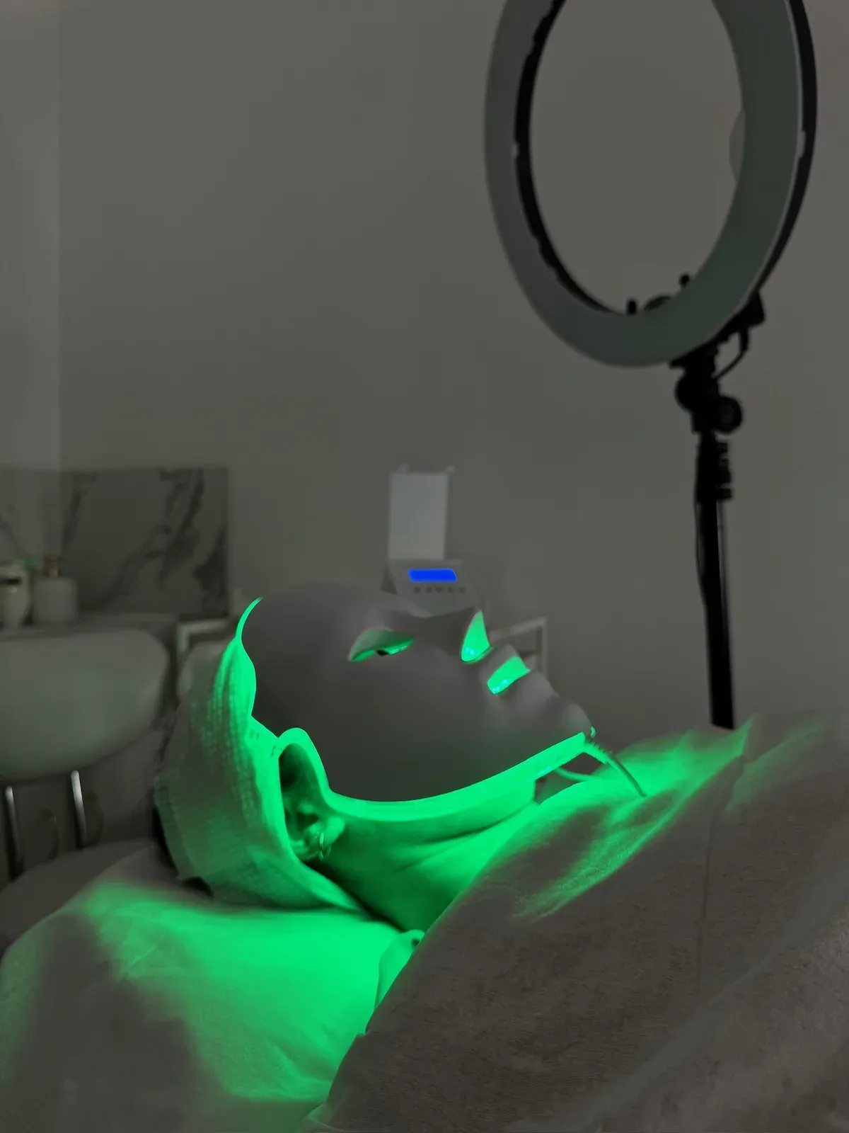 A client under the green DÉESSE PRO LED mask