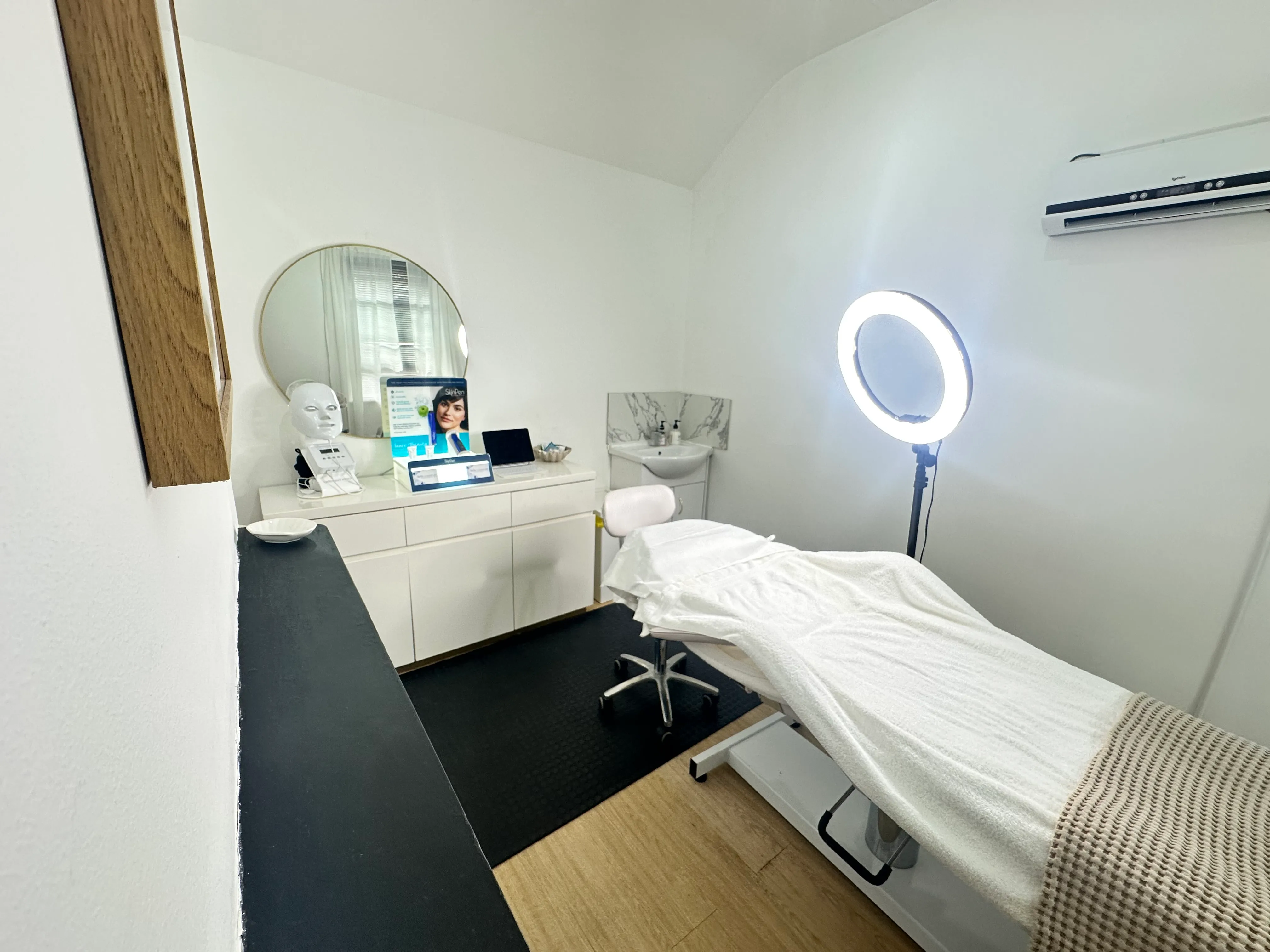 The treatment bed in Pearl’s private studio